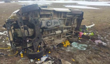 Erzurum’da minibüs şarampole devrildi