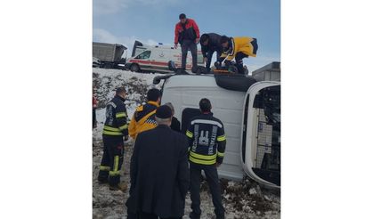 Sürücüsünün kontrolünden çıkan kamyon devrildi