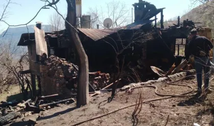 Müstakil ev yangınında 1 kişi hayatını kaybetti, 1 kişi yaralandı