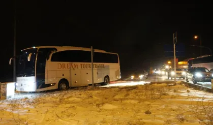 Otobüs, kaza yapan aracın parçalarını toplayan kişiye çarptı