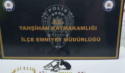 Emniyet ekipleri silah ve uyarıcı madde ele geçirdi