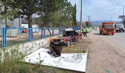 Amasya'da otomobil reklam panosuna çarptı: 5 yaralı