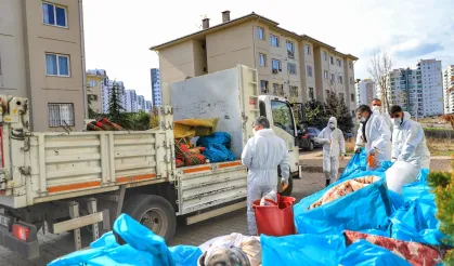 Diyarbakır'da kötü koku yayan evden bir kamyon çöp çıktı