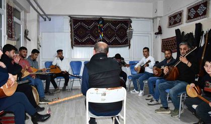Şırnakta iftar sonrası saz eğitimi
