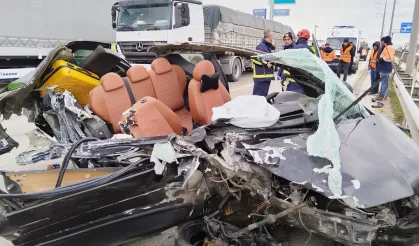 Tıra çarpan otomobil parçalandı, 4 kişilik aile ölümden döndü