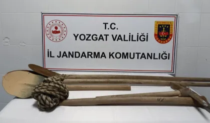 Kaçak kazı yapan 3 kişi kıskıvrak yakalandı