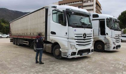 Amasya’da kaçak göçmenlerin olduğu tırın sürücüleri yakalandı