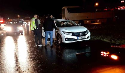 Otomobil ile kamyon kavşakta çarpıştı