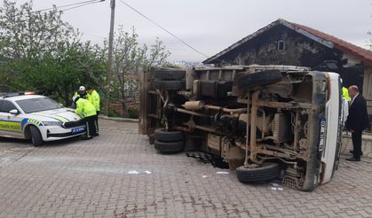 Freni boşalan kamyonet devrildi