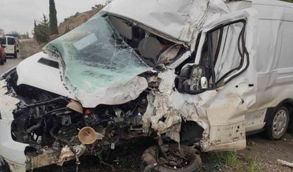 Minibüs ile kamyon çarpıştı: 1 ölü