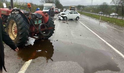 Otomobil, traktöre çarptı: 2 yaralı