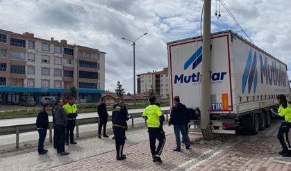 Geri manevra yaparken direğe çarptı