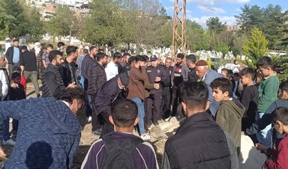 Defnedilirken ses geldi iddiası: Mezarı açtılar