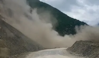 Artvin-Şavşat yolunda heyelan paniği