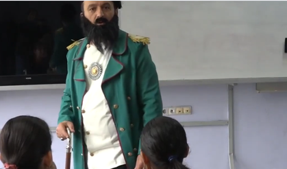 II. Abdülhamid kılığında derse giren tarih öğretmeni, gündem oldu