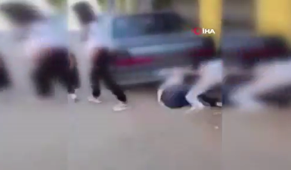 Sokak ortasında genç kızlar arasında şiddet!