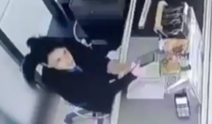 Mesai arkadaşını acımasızca dövdü!