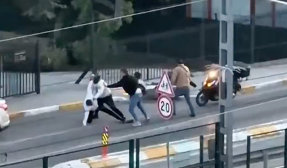 Pendik'te yol ortasında kavga çıktı!