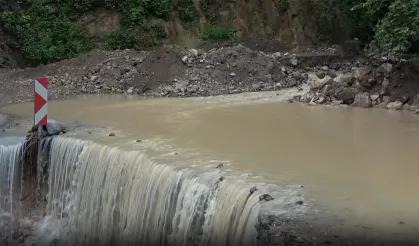 Araklı’da Sağanak Felaketi: Mahalle Yolları Kapandı, Toprak Kaymaları Yaşandı