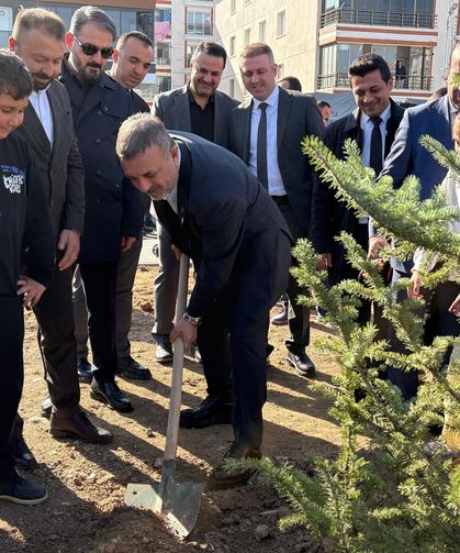 SİNCAN’DA “YEŞİL VATAN SEFERBERLİĞİ” BAŞKAN MURAT ERCAN VATANDAŞLARLA FİDAN DİKTİ