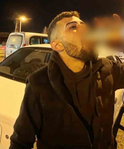 Alkollü araç kullanırken yakalandı, ehliyetine el konulunca araç başında içmeyi sürdürdü