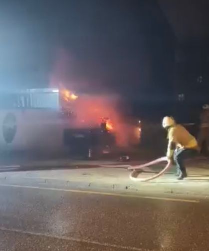 Park halindeki otomobil alev alev yandı