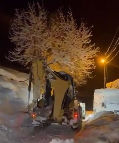 Yolu kapanan köyde 'hasta kurtarma operasyonu'