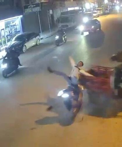 Adana'da 2 motosiklet çarpıştı... Kaza anı kamerada