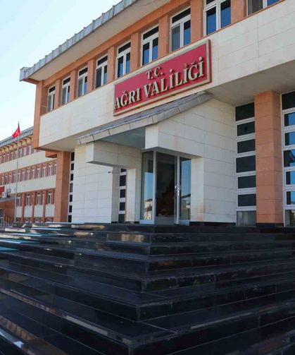 Ağrı'da kar yağışı nedeniyle köy okulları ve taşımalı eğitime ara