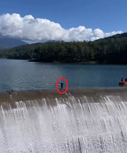 Balık üreticisinin savakları açık barajda yürekleri ağızlara getiren temizlik çalışması