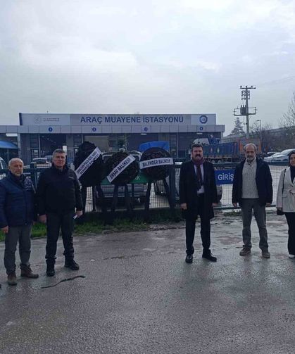 Balıkesir'de TÜVTÜRK önünde siyah çelenkli protesto