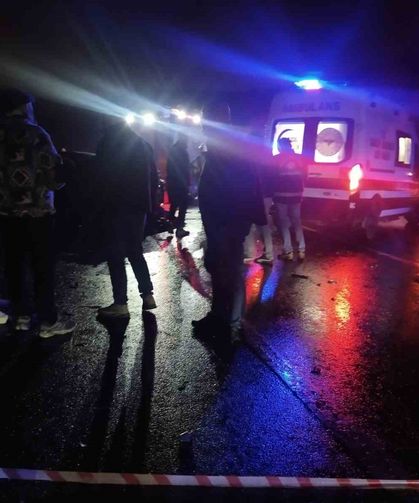 Beykoz'da iki araç kafa kafaya çarpıştı: 1 ölü, 5 yaralı