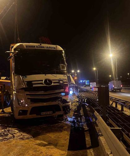 Büyükçekmece TEM Otoyolu'nda tır devrildi: 1 yaralı