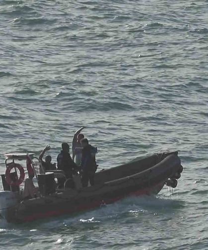 Dalgalarla boğuşan 2 kişiyi deniz polisi kurtardı