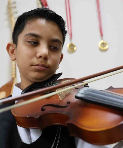 Depremden sonra müziğe sarılan anne çocuklarıyla üç enstrüman çalıyor