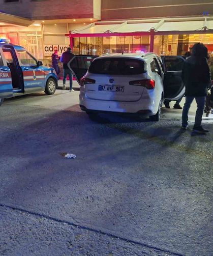 Dinlenme tesisinde 5 gündür park halinde olan otomobilden ceset çıktı