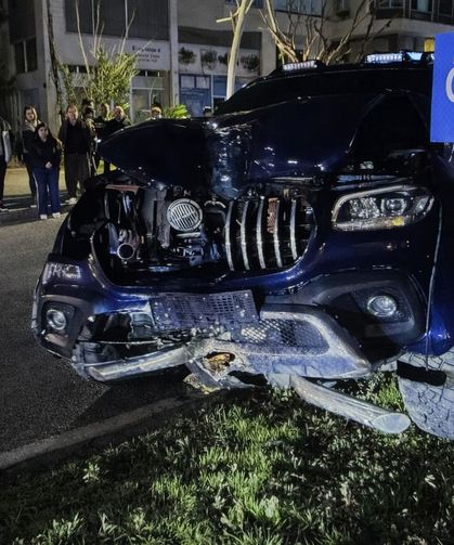 Gazipaşa'da kamyonet refüje çıktı: 2 yaralı