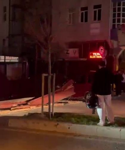 İstanbul'da fırtınada bazı binaların çatıları uçtu