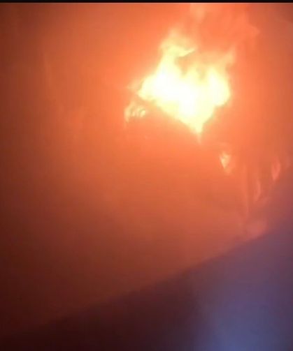 İtfaiye erlerinin ateşe verilen evi söndürme anları kask kamerasında