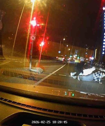 Kırmızı ışıkta yola atlayıp şınav çektiler