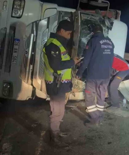 Mardin'de pet şişe yüklü tır devrildi: 1 yaralı