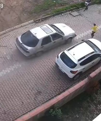 Otomobilin çarptığı 9 yaşındaki çocuk yaralandı: O anlar kamerada