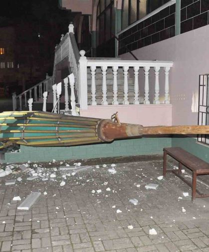 Salihli ilçesini fırtına vurdu, minarenin külahı koptu, çok sayıda ağaç devrildi