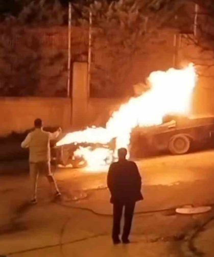 Tuzla'da park halindeki otomobil alev alev yandı