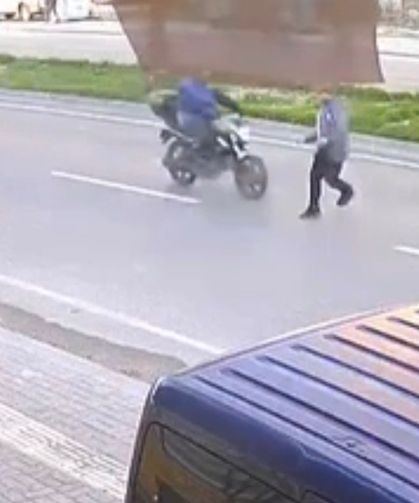 Yolun karşısına geçerken motosikletin çarptığı bir kişi yaralandı