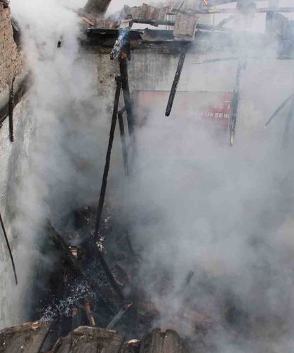 Alevler evi sardı, mahallede panik yaşandı