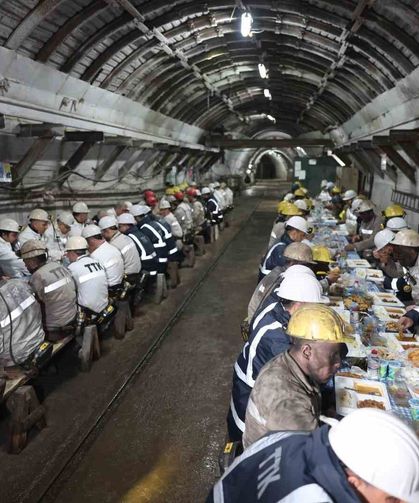 Bakan Bayraktar, madencilerle iftar yaptı