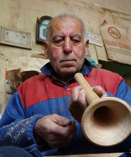 Eğlencelerin simgesi zurnayı 55 yıldır ağaçlara şekil vererek üretiyor