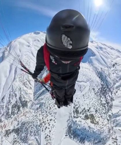 Ekstrem sporcu Koçak, Erzincan'da wingsuit ve paraşütle 500 metreden atladı