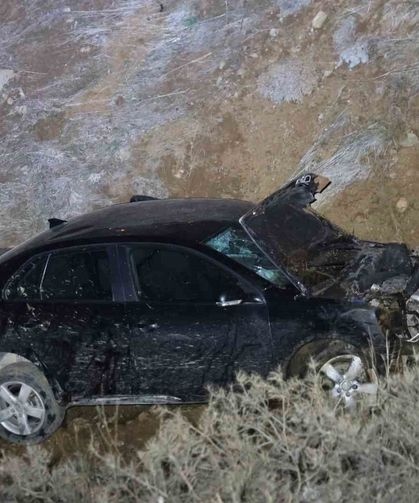 Elazığ'da otomobil şarampole uçtu: 2'si ağır 5 yaralı